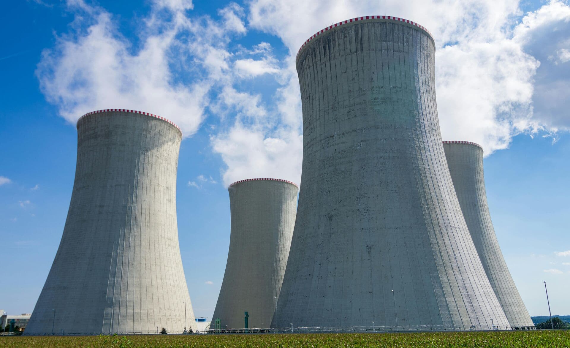 Centrale nucléaire - tours de refroidissement au coucher de soleil